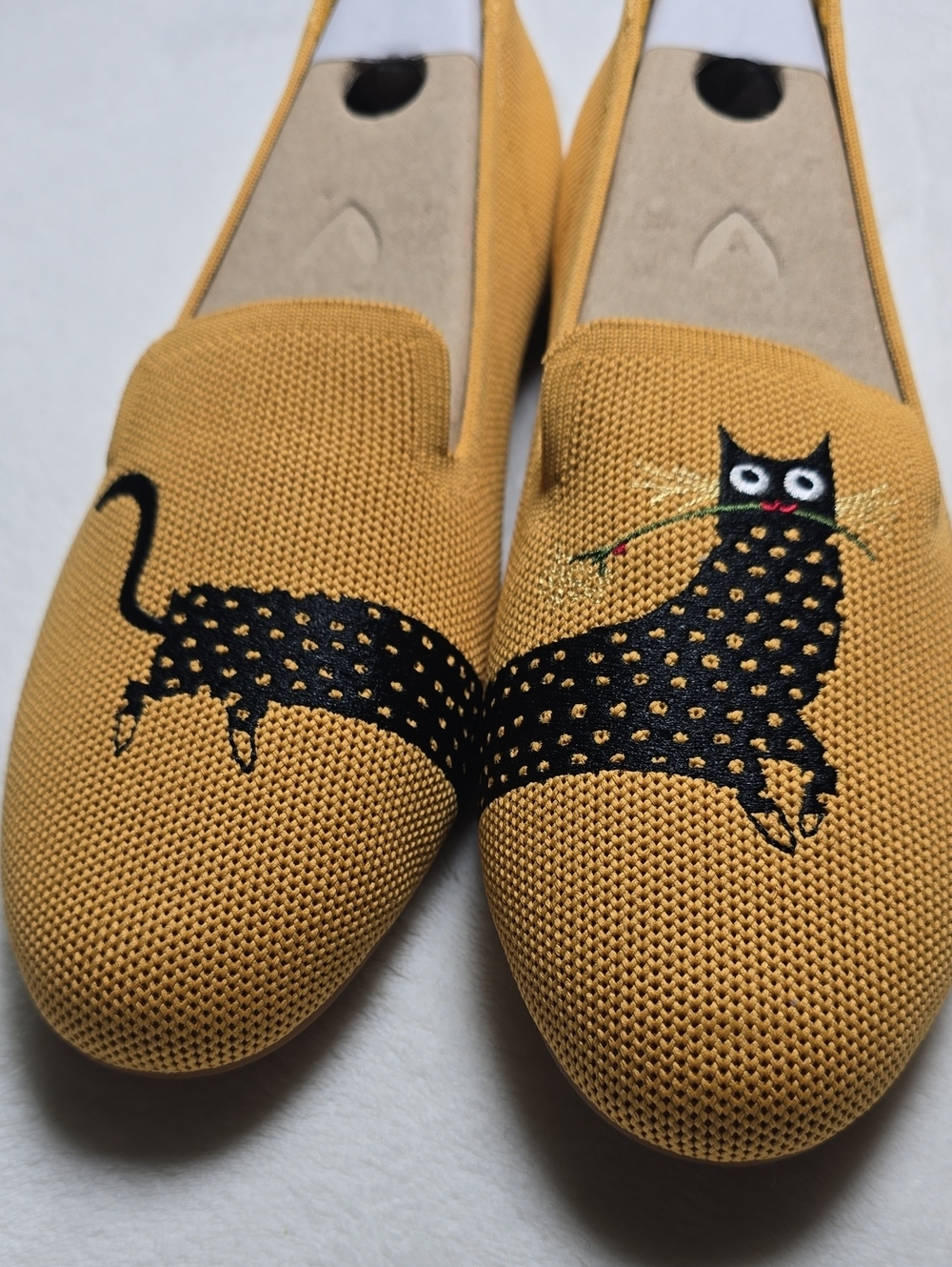 Vivaia Audrey Mustard Yellow Cat Print Slip-On Loafers Size 9.5 Nwb - Picture 2 of 5